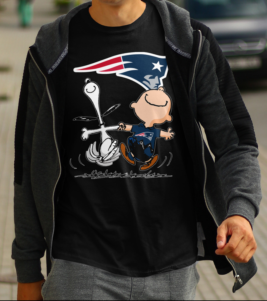 Snoopy And Charlie Brown Dancing With New England Patriots T-Shirt