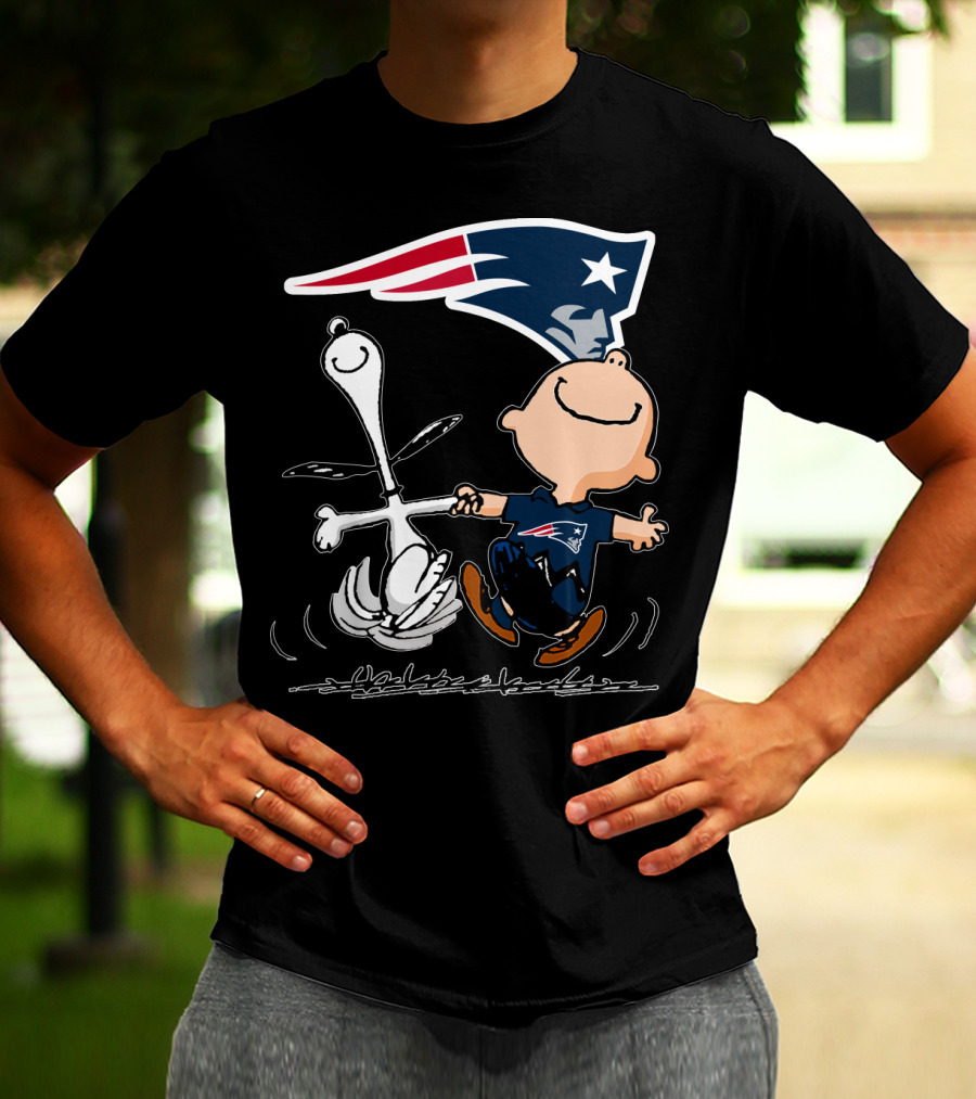 Snoopy And Charlie Brown Dancing With New England Patriots T-Shirt
