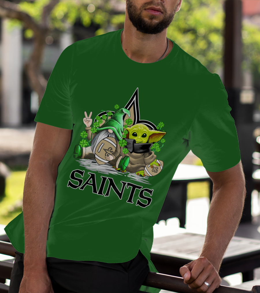 New Orleans Saints Football St. Patrick’s Day Gnome And Baby Alien With Shamrocks T-Shirt