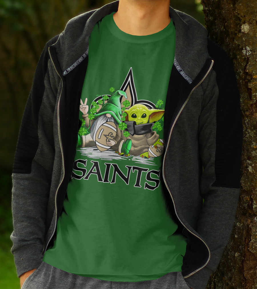 New Orleans Saints Football St. Patrick’s Day Gnome And Baby Alien With Shamrocks T-Shirt
