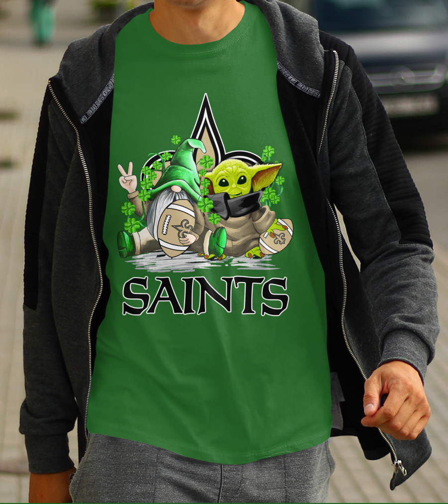 New Orleans Saints Football St. Patrick’s Day Gnome And Baby Alien With Shamrocks T-Shirt