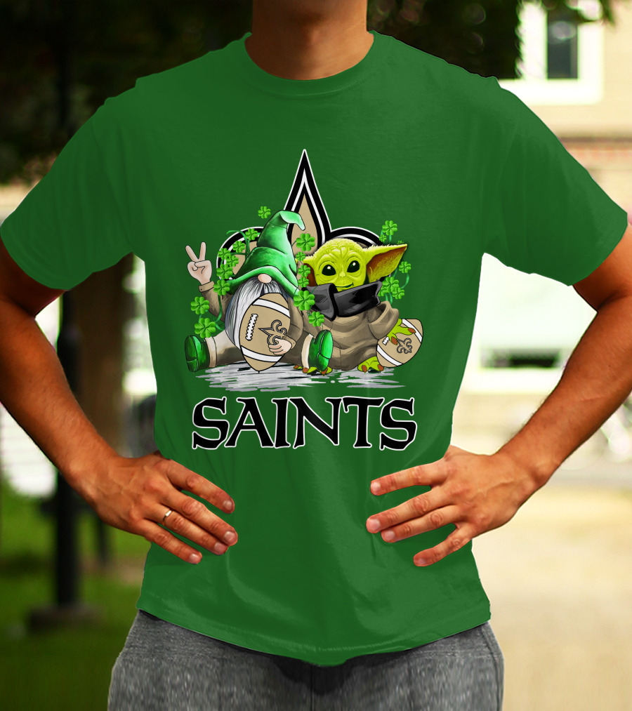 New Orleans Saints Football St. Patrick’s Day Gnome And Baby Alien With Shamrocks T-Shirt