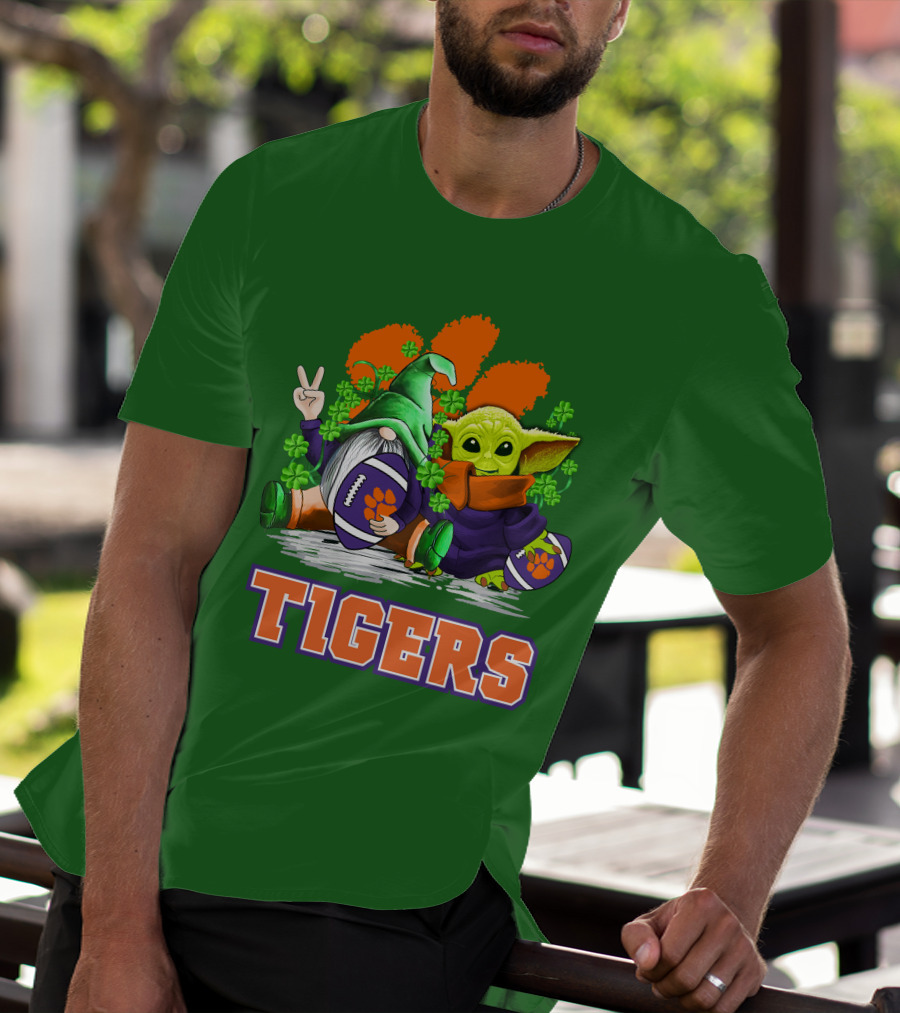 Clemson Tigers St. Patrick’s Day Football Gnome And Baby Yoda T-Shirt
