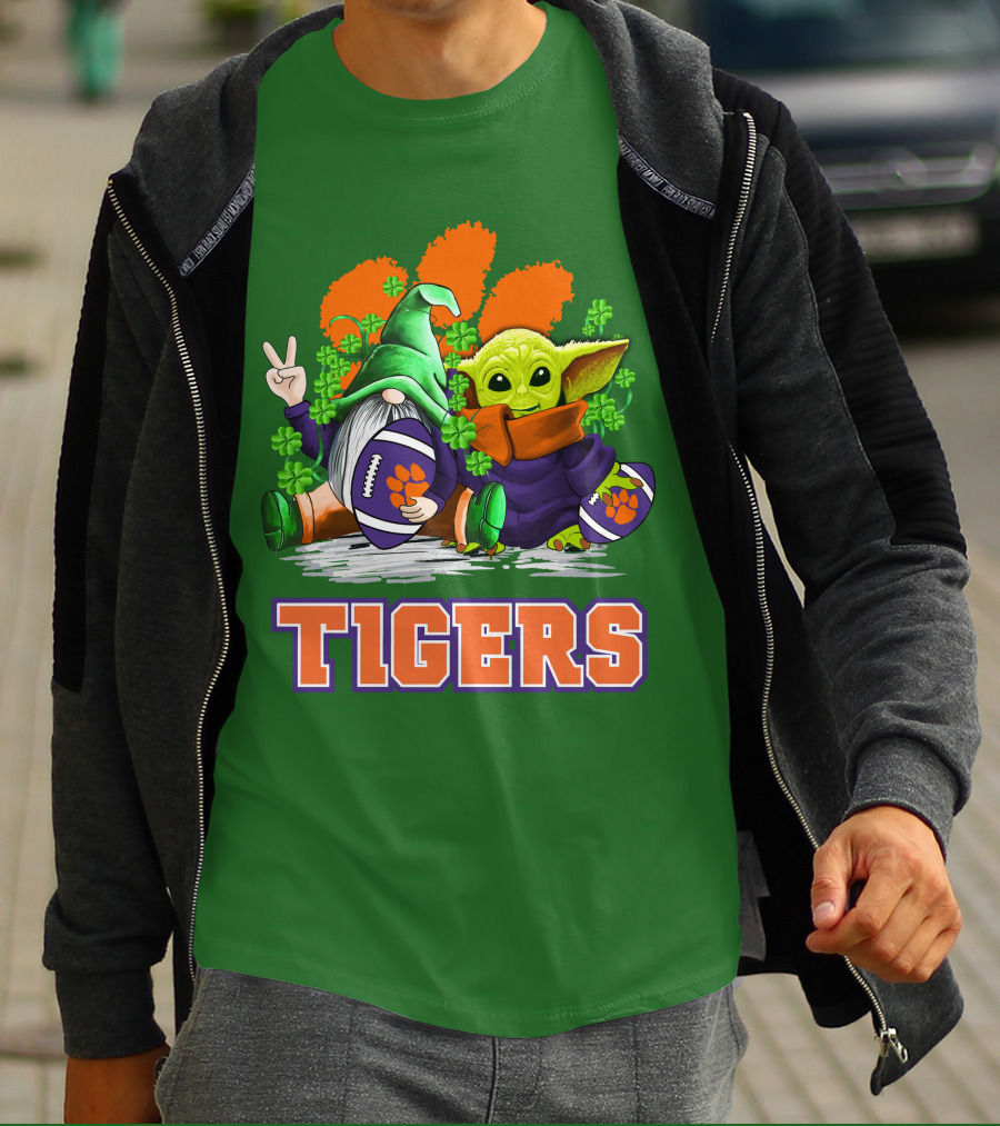 Clemson Tigers St. Patrick’s Day Football Gnome And Baby Yoda T-Shirt