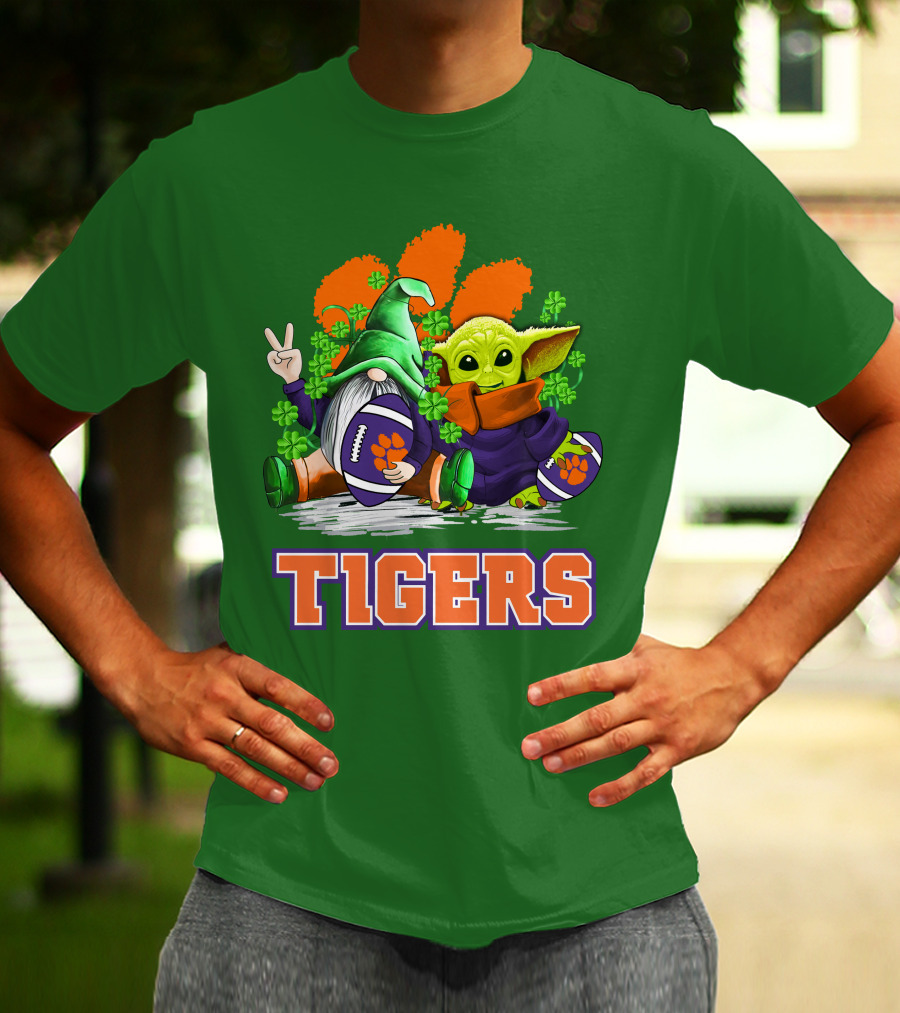 Clemson Tigers St. Patrick’s Day Football Gnome And Baby Yoda T-Shirt