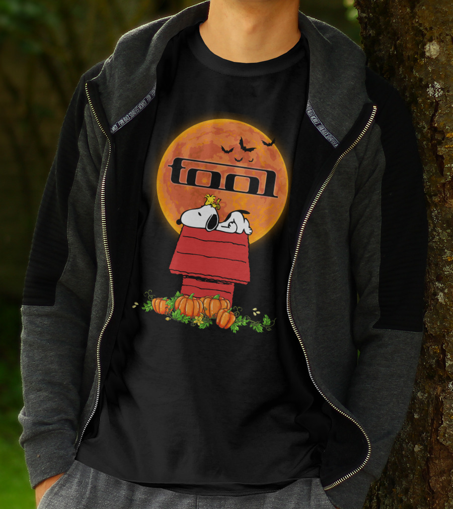 Tool 012a Halloween Snoopy Pumpkin Moon Scene T-Shirt