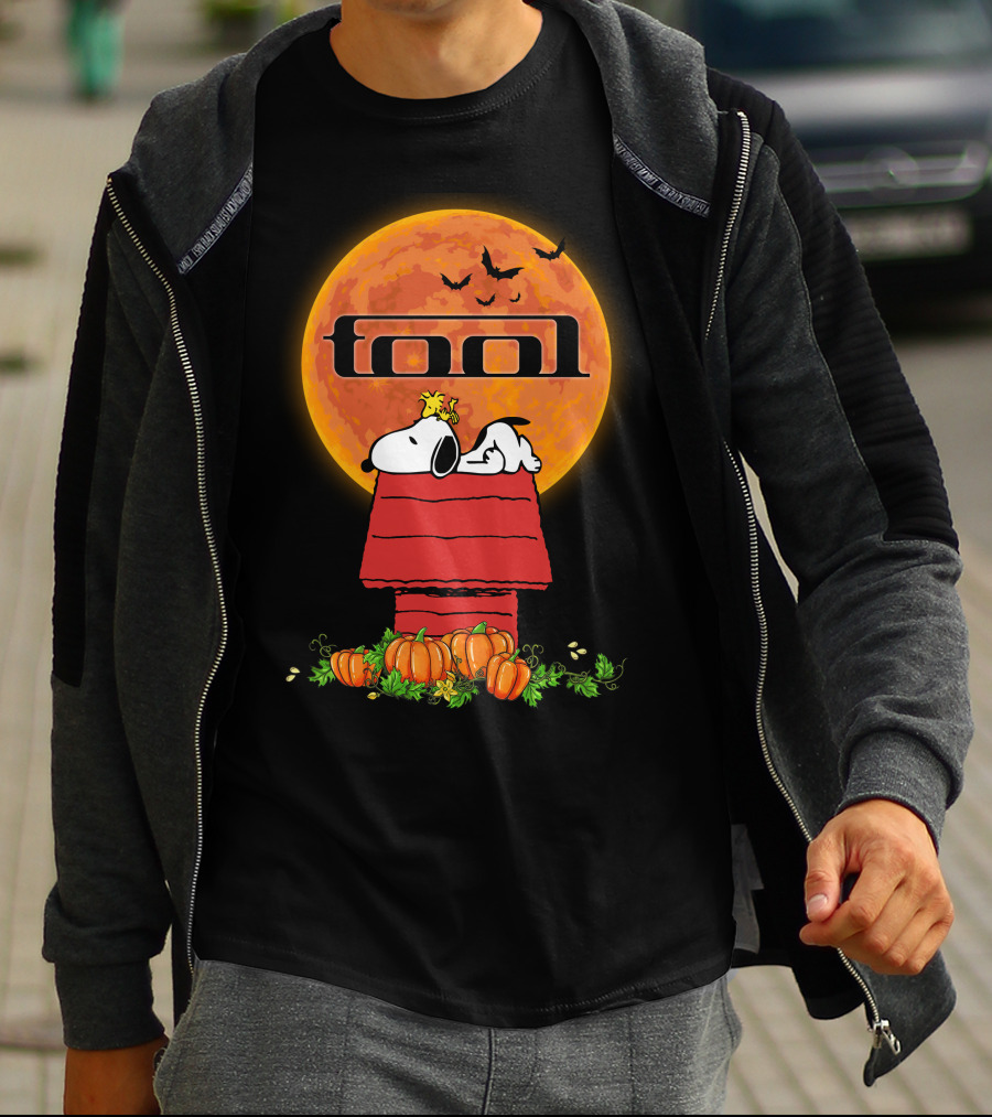 Tool 012a Halloween Snoopy Pumpkin Moon Scene T-Shirt