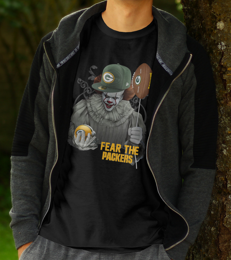 Pennywise Holding Green Bay Packers Balloon And Helmet Fear The Packers T-Shirt
