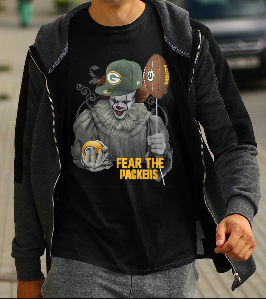 Pennywise Holding Green Bay Packers Balloon And Helmet Fear The Packers T-Shirt