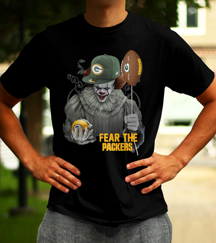 Pennywise Holding Green Bay Packers Balloon And Helmet Fear The Packers T-Shirt