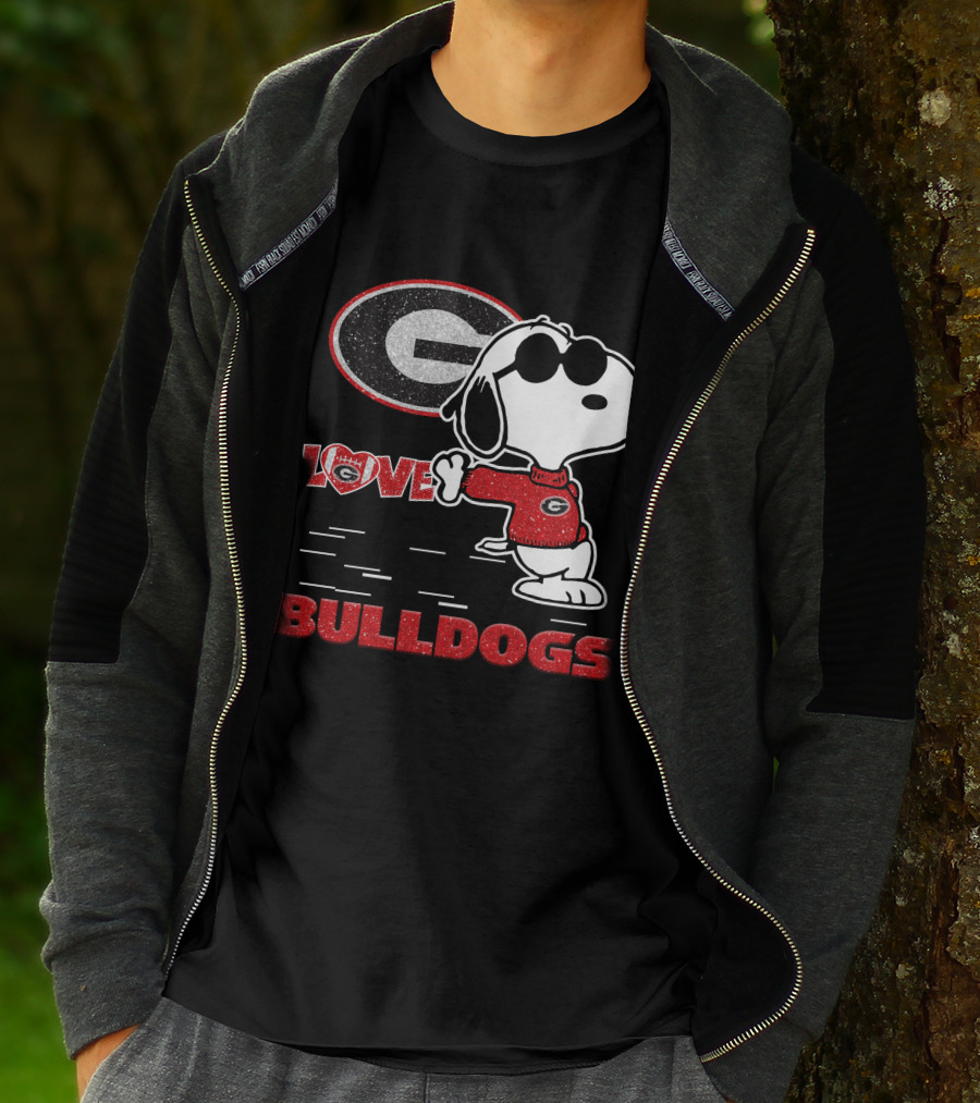Snoopy Love Georgia Bulldogs Football T-Shirt