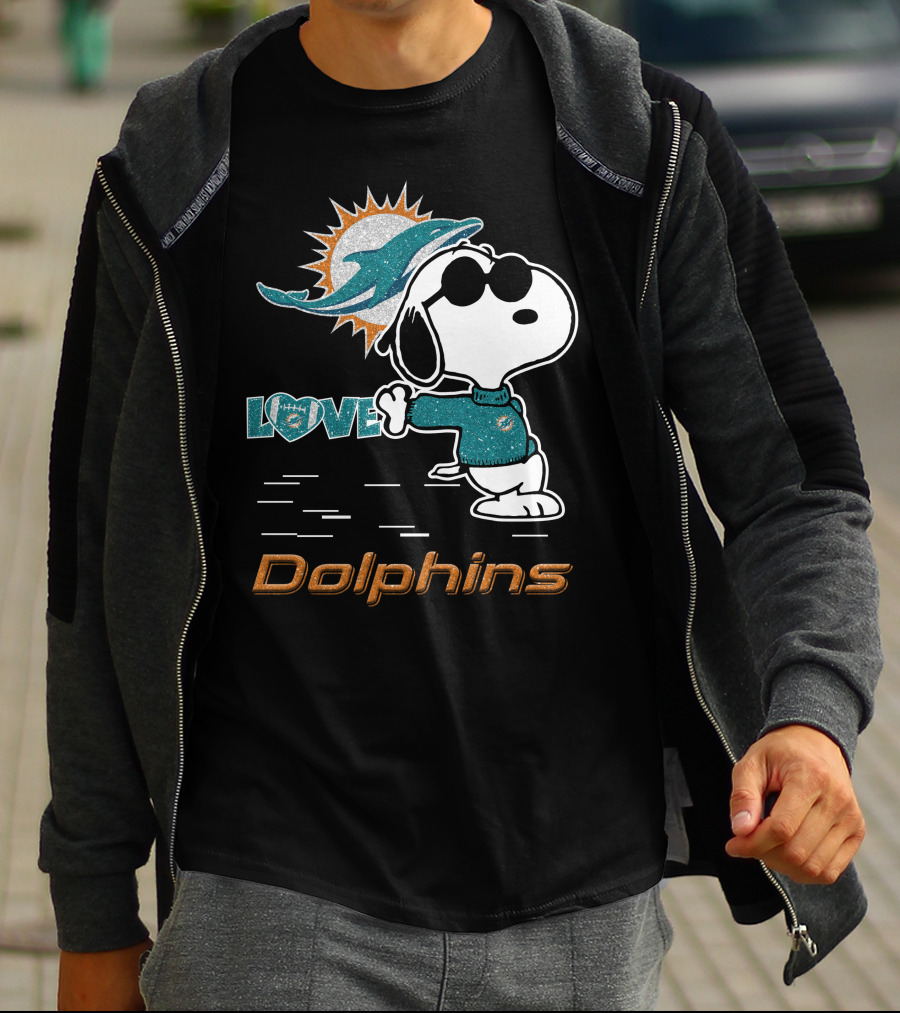 Snoopy Love Miami Dolphins Football Fan Graphics T-Shirt