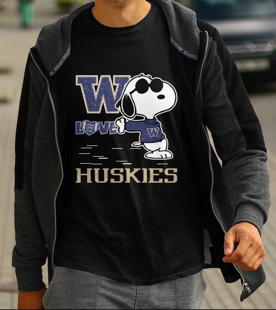 Snoopy Loves Washington Huskies Football With W T-Shirt