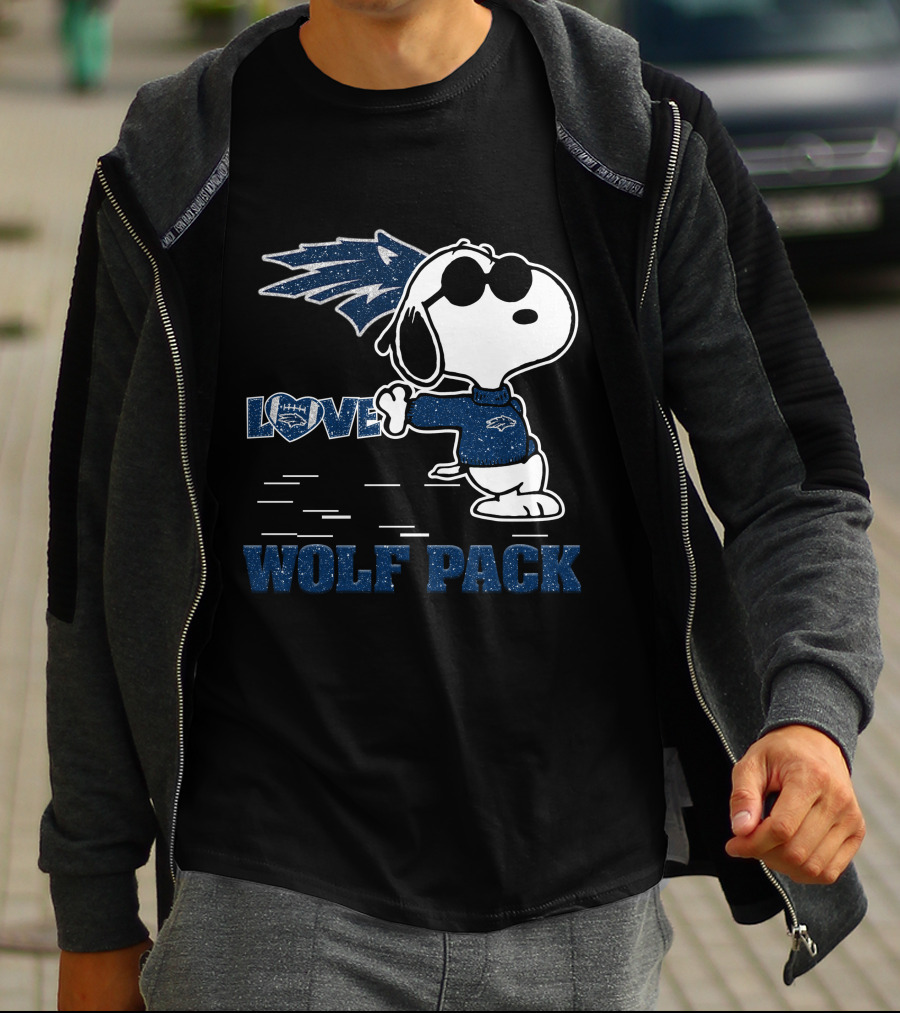 Snoopy Love Nevada Wolf Pack Football T-Shirt