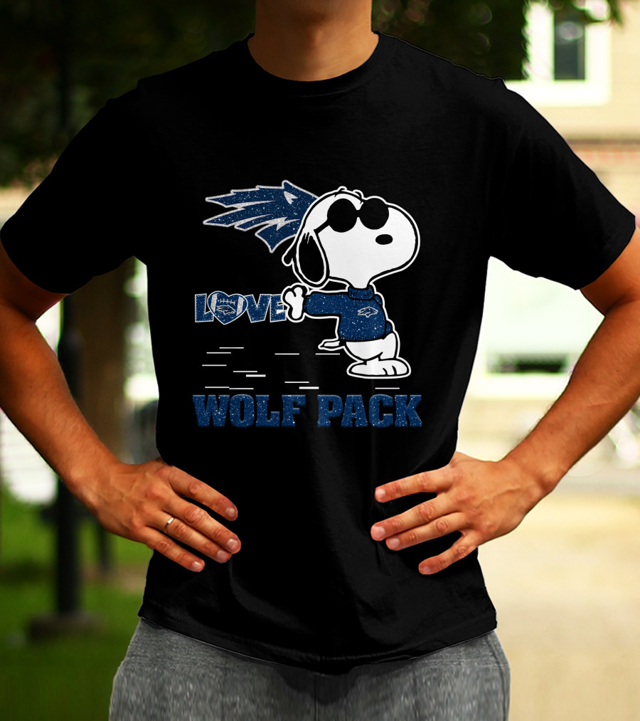 Snoopy Love Nevada Wolf Pack Football T-Shirt