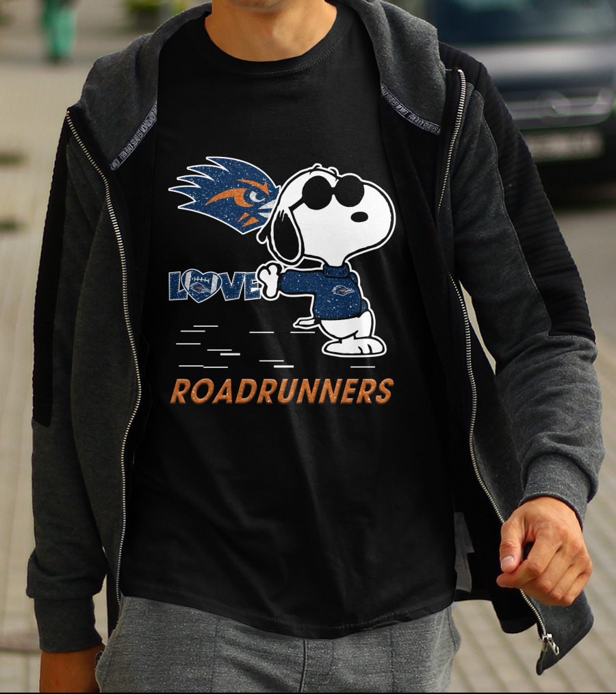 Snoopy Love UTSA Roadrunners Football Fanatic T-Shirt