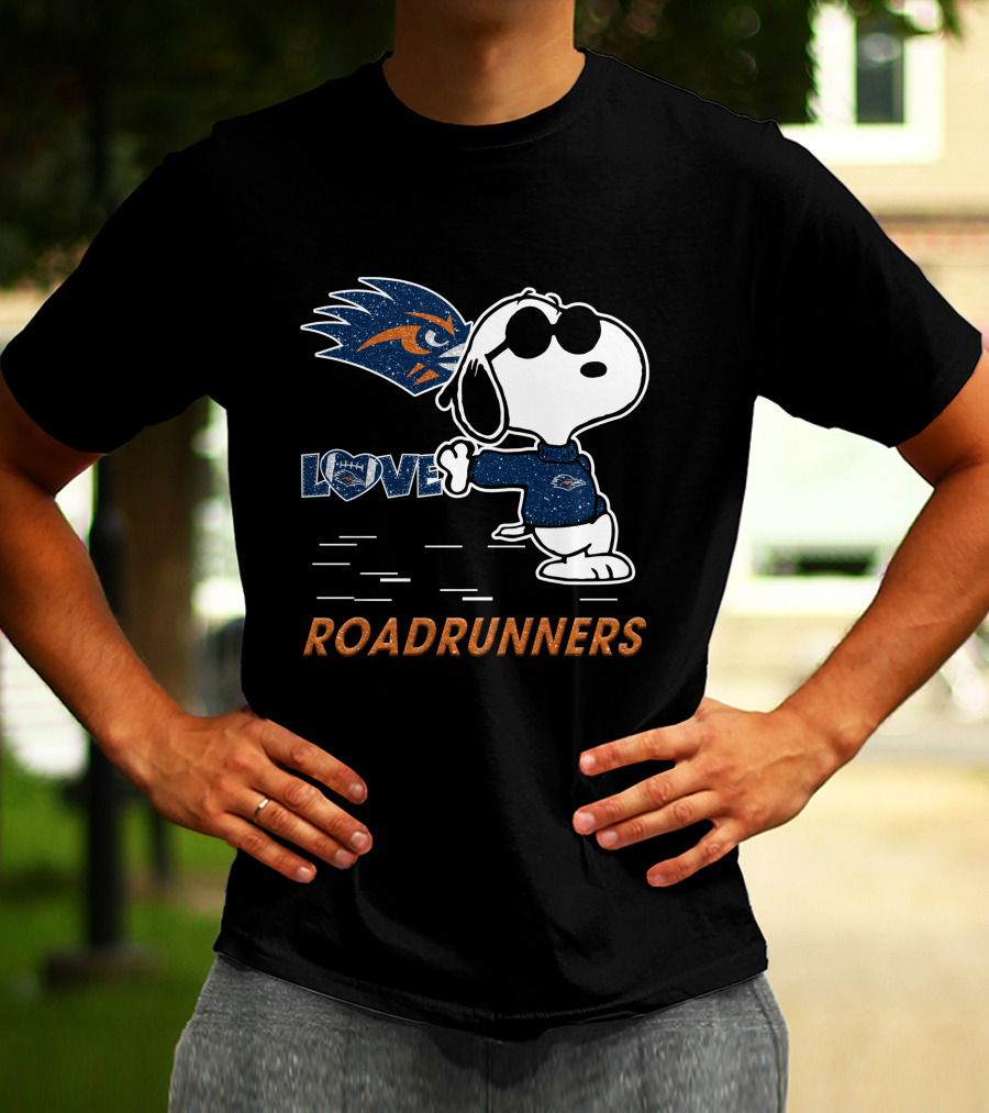 Snoopy Love UTSA Roadrunners Football Fanatic T-Shirt