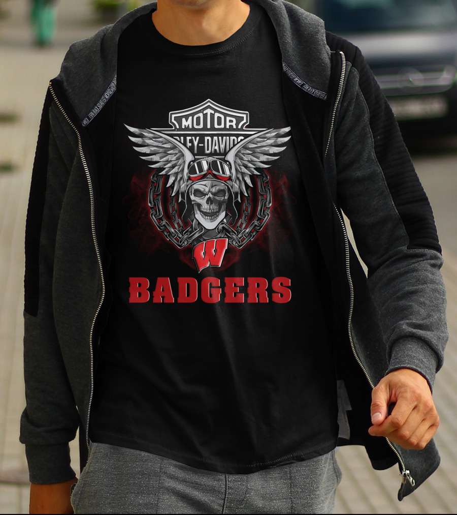 Wings Skull Chain Wisconsin Badgers Motorcycle Enthusiast NCAA Football Fans T-Shirt