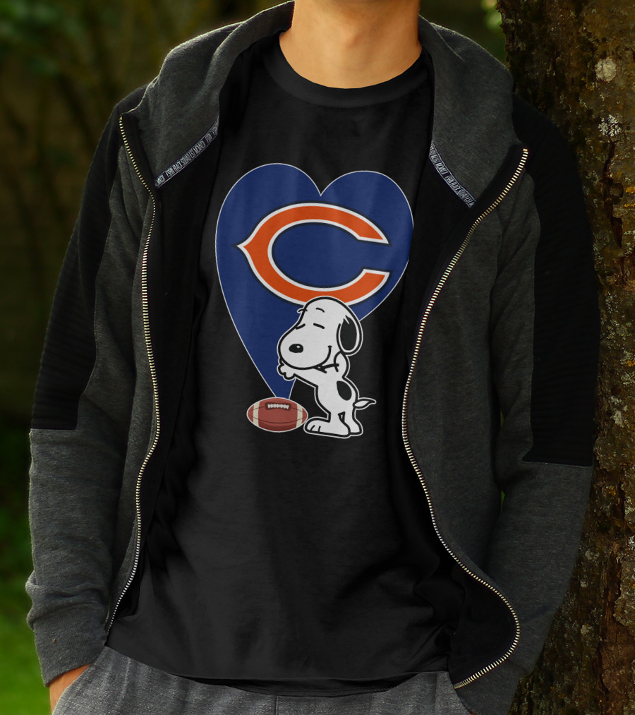 Chicago Bears Snoopy Hug Heart Football T-Shirt