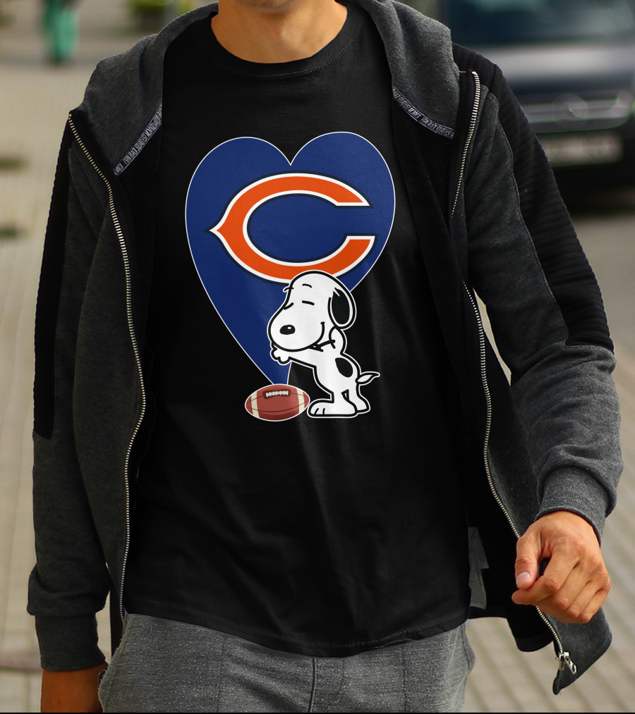 Chicago Bears Snoopy Hug Heart Football T-Shirt