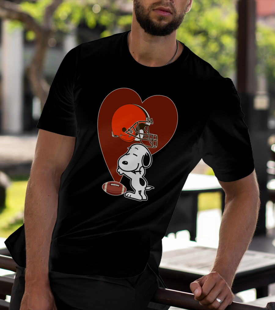 Cleveland Browns Snoopy Heart Football Helmet Hug T-Shirt