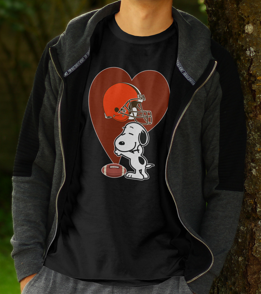 Cleveland Browns Snoopy Heart Football Helmet Hug T-Shirt