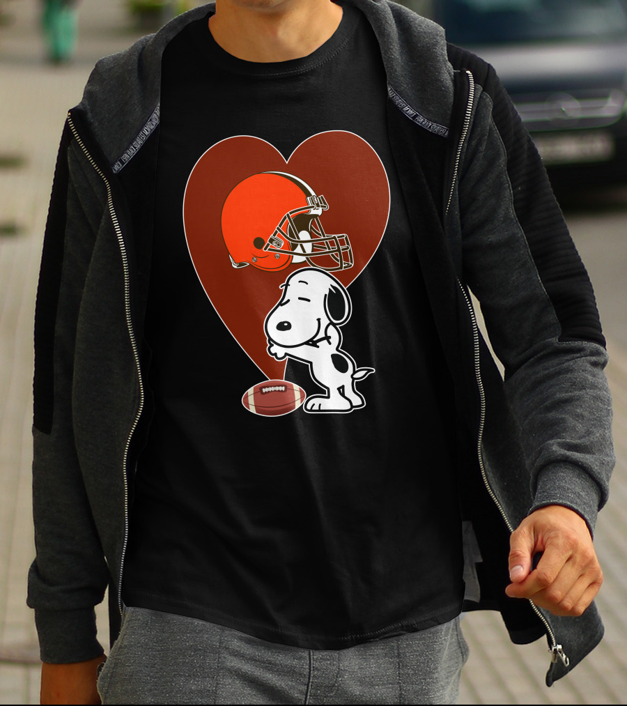 Cleveland Browns Snoopy Heart Football Helmet Hug T-Shirt