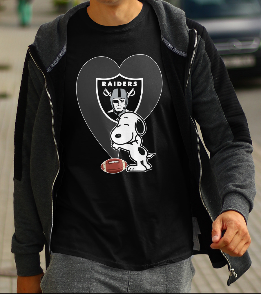 Las Vegas Raiders Snoopy Football Heart Hug T-Shirt