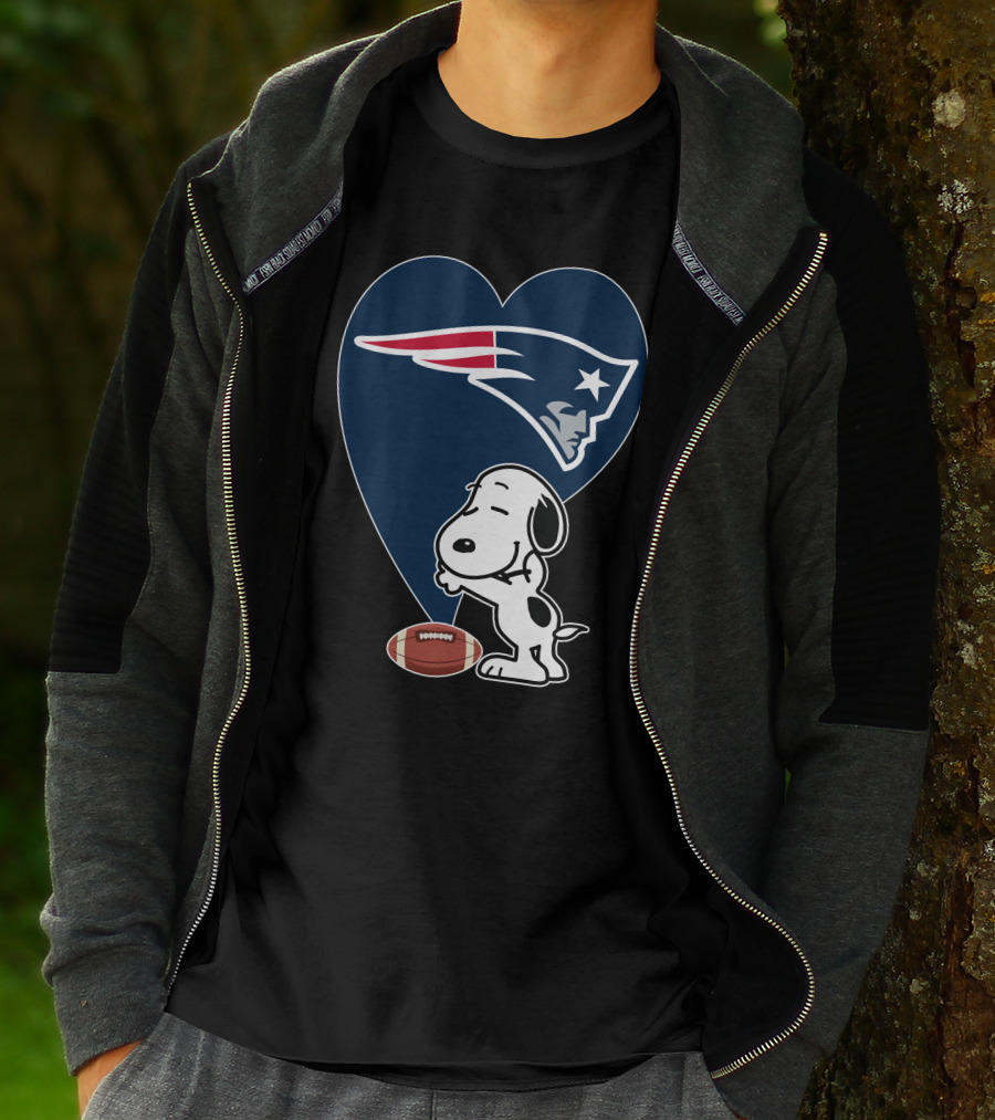 Snoopy Hugging New England Patriots Heart With Football T-Shirt