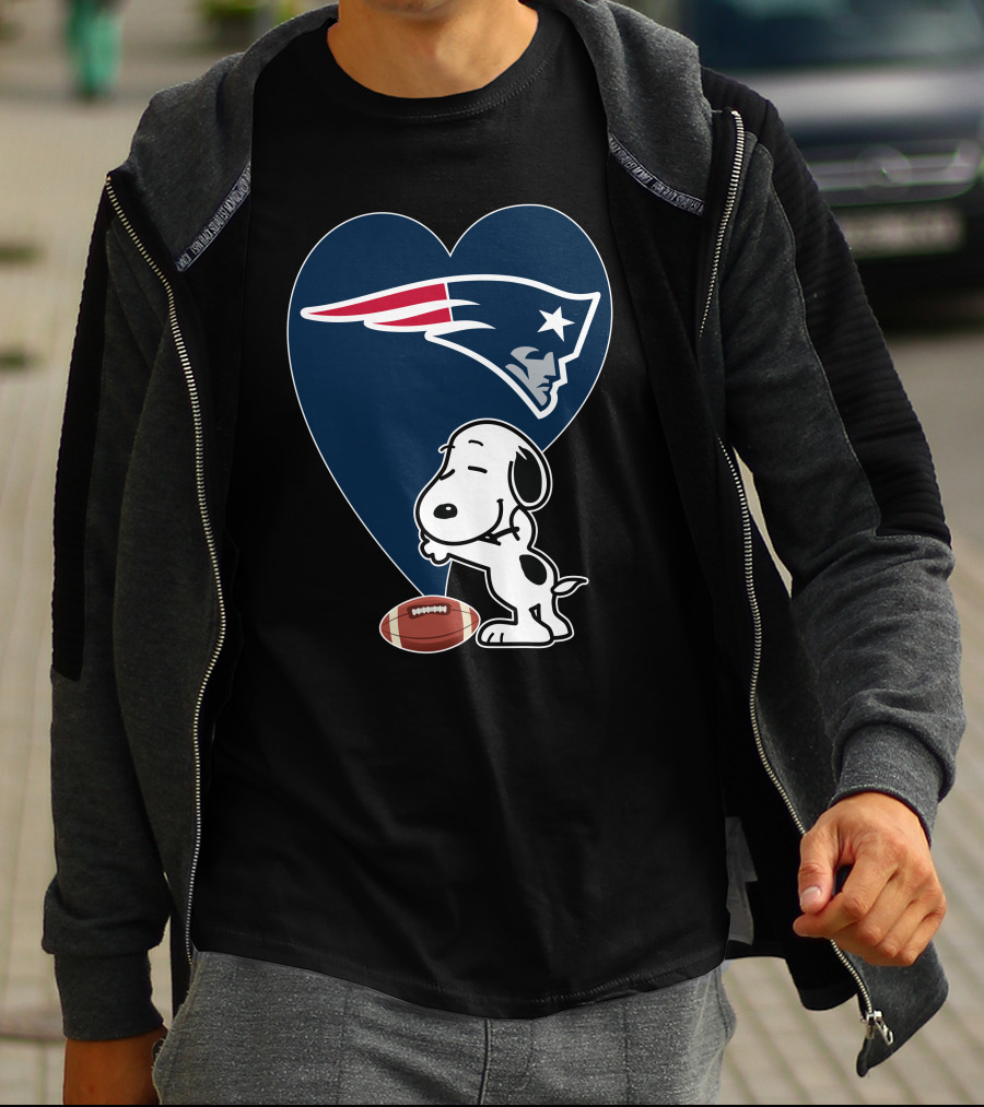 Snoopy Hugging New England Patriots Heart With Football T-Shirt