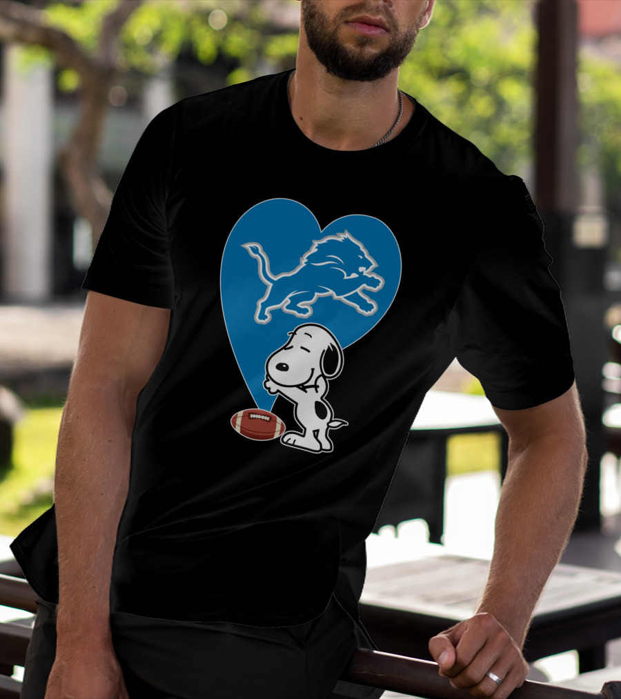 Detroit Lions Snoopy Heart Balloon Football Hug T-Shirt
