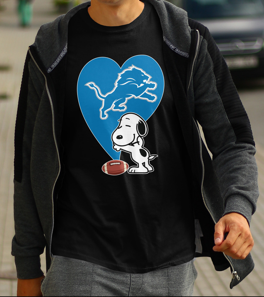 Detroit Lions Snoopy Heart Balloon Football Hug T-Shirt