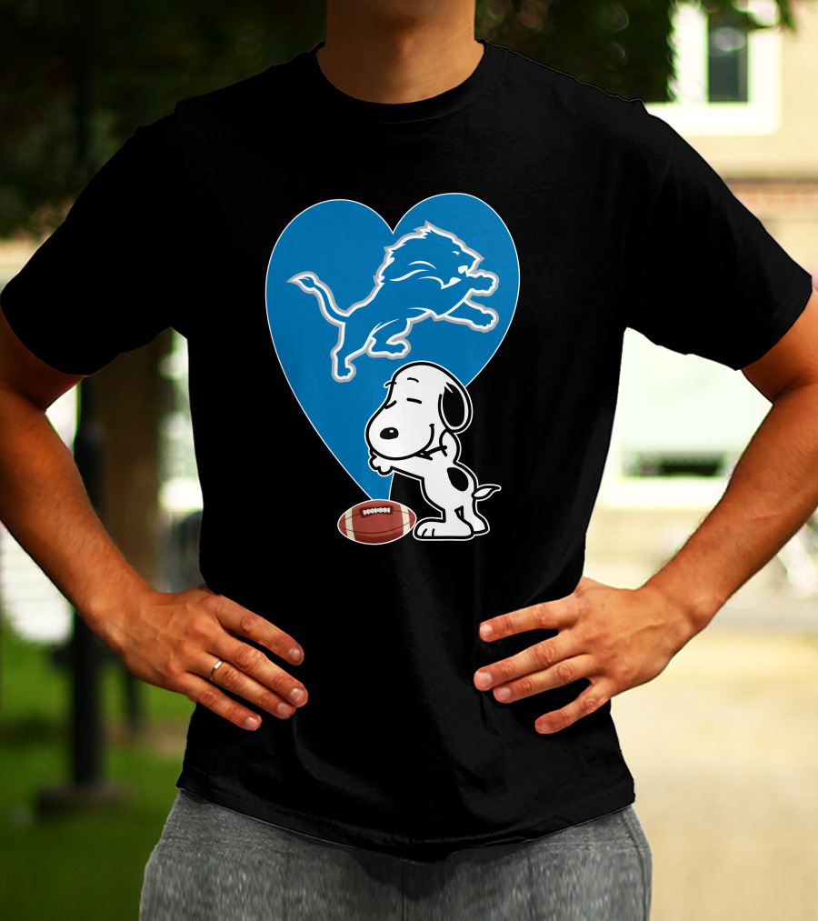 Detroit Lions Snoopy Heart Balloon Football Hug T-Shirt