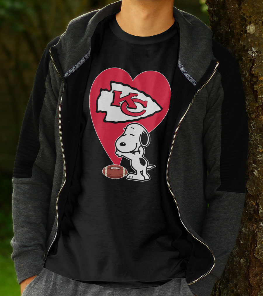 Kansas City Chiefs Heart Snoopy Football Hug T-Shirt