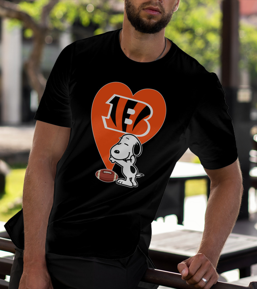 Cincinnati Bengals Snoopy Heart Football Hug T-Shirt
