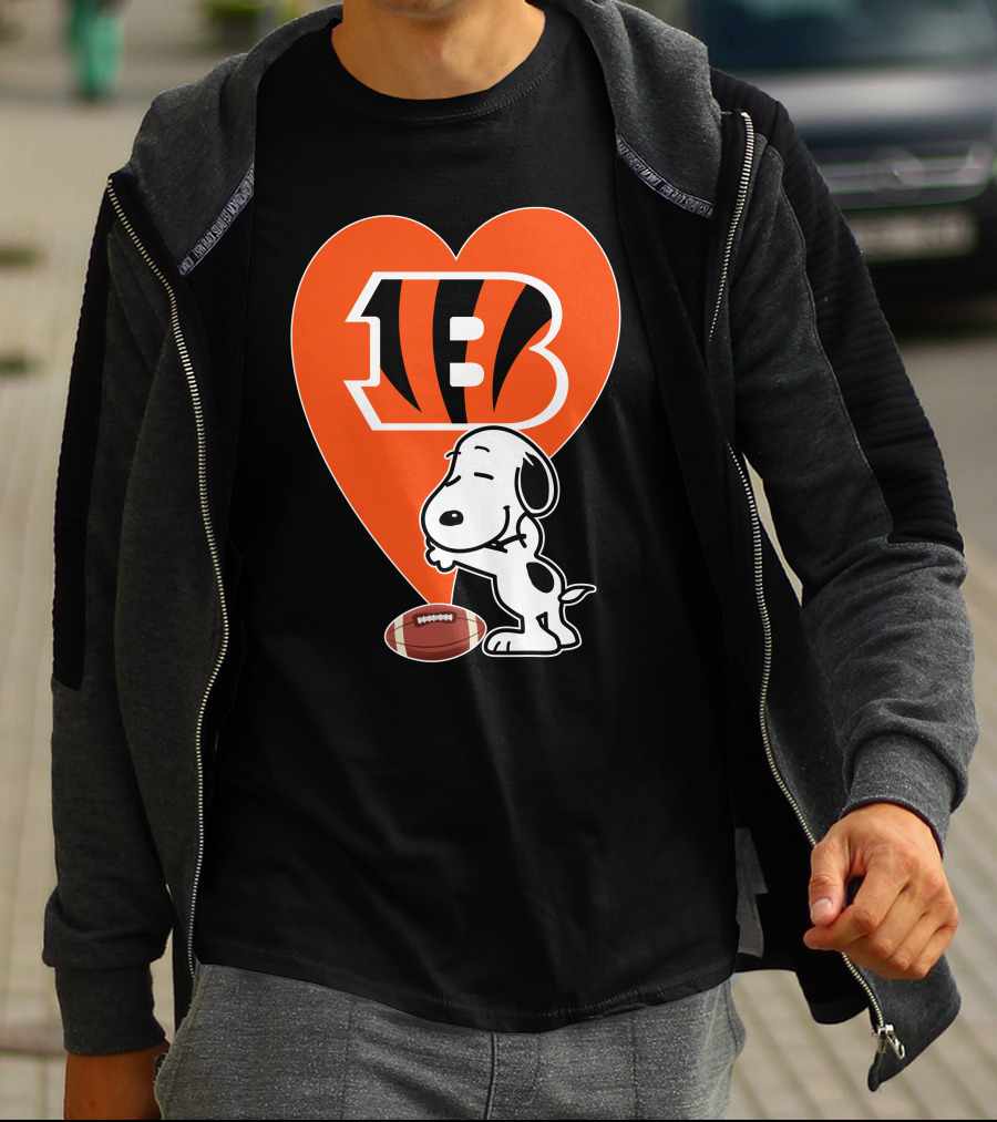 Cincinnati Bengals Snoopy Heart Football Hug T-Shirt