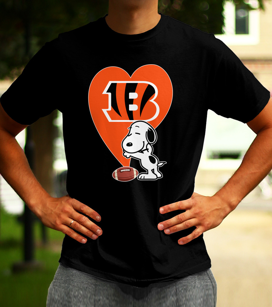 Cincinnati Bengals Snoopy Heart Football Hug T-Shirt