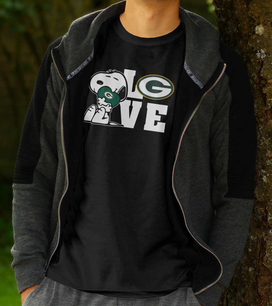Snoopy Holding Green Bay Packers Football Love T-Shirt