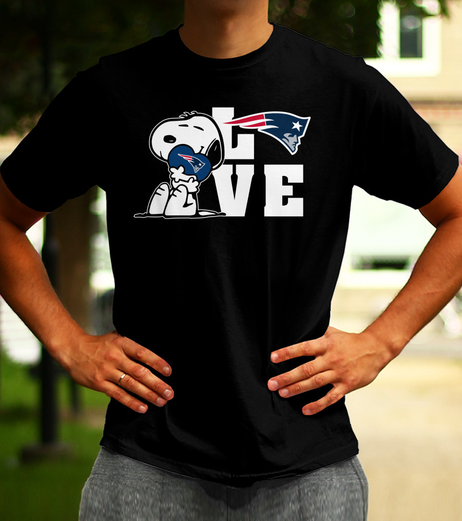 Snoopy Hugging New England Patriots Logo Love T-Shirt