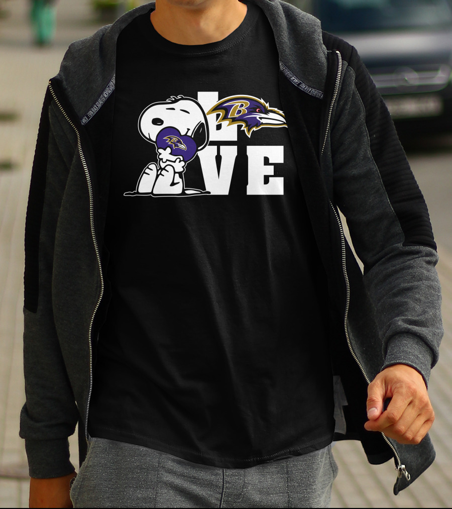 Snoopy Holding Baltimore Ravens Heart Love Ravens T-Shirt
