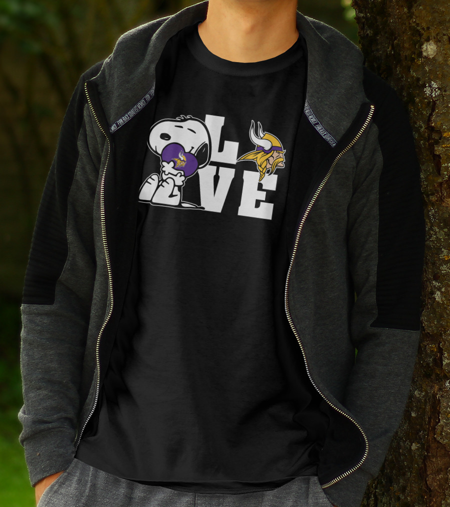 Snoopy Holding Minnesota Vikings Love Heart T-Shirt