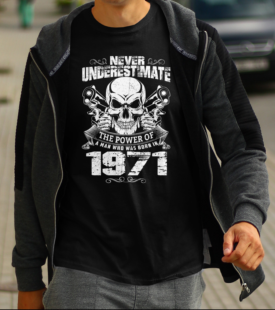 Never Underestimate The Power Of A Man Who Was Born In 1971 Skull Pistons T-Shirt