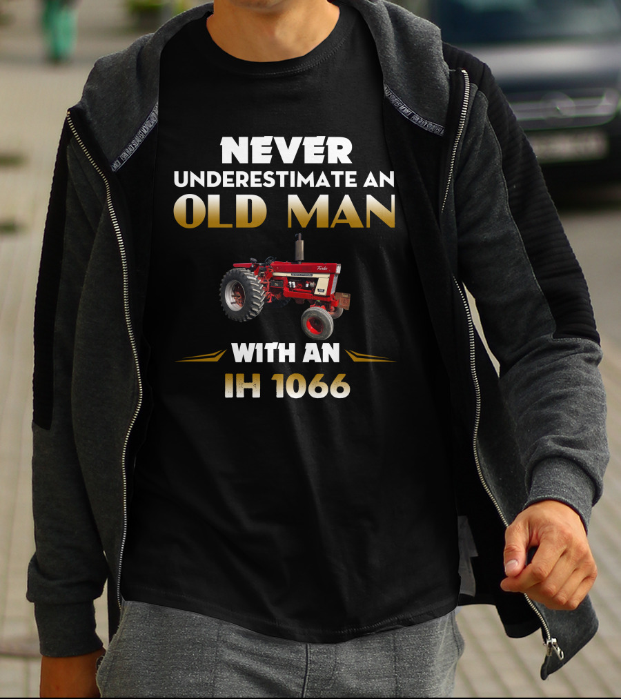 NEVER UNDERESTIMATE AN OLD MAN WITH AN IH 1066 T-Shirt