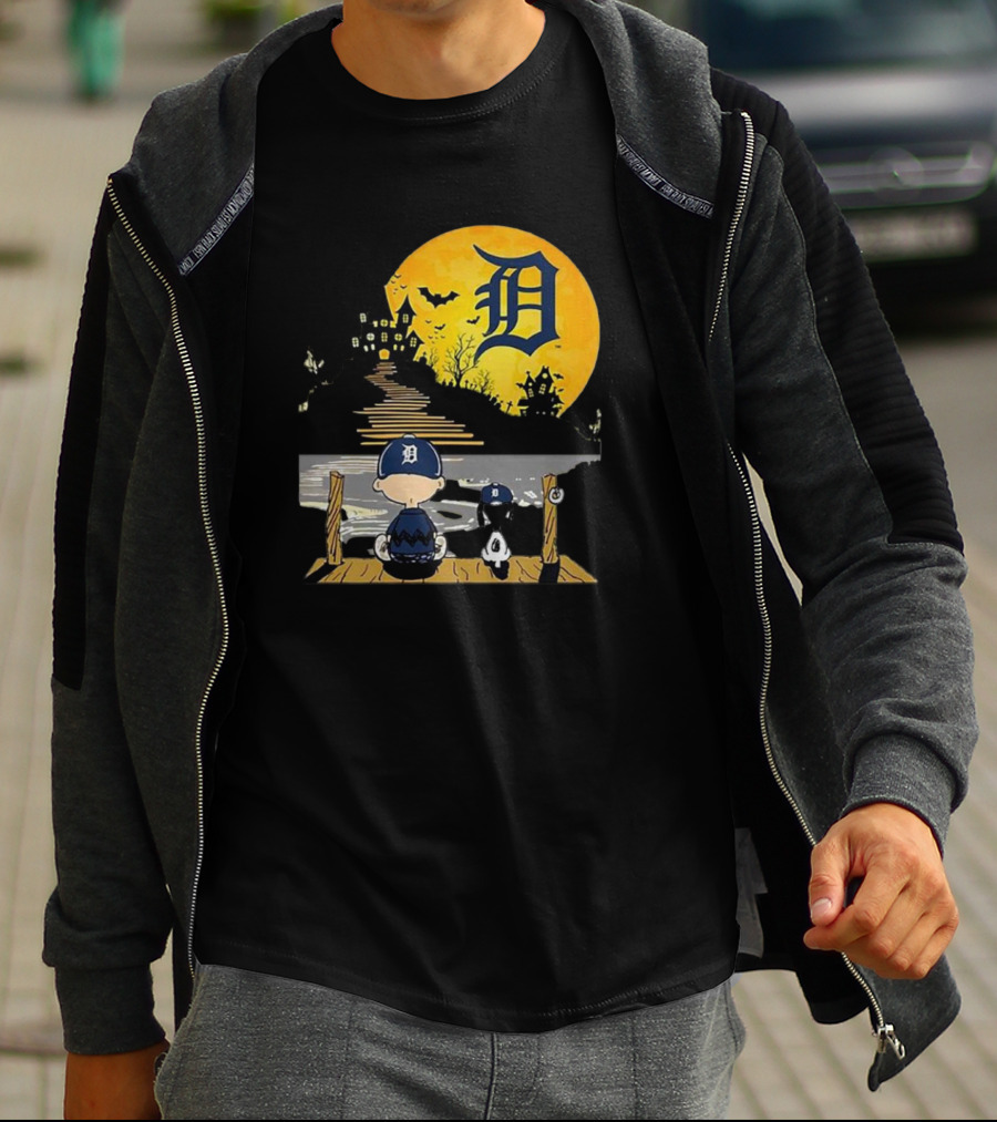 Snoopy Charlie Brown Detroit Tigers Halloween Moon Scene T-Shirt