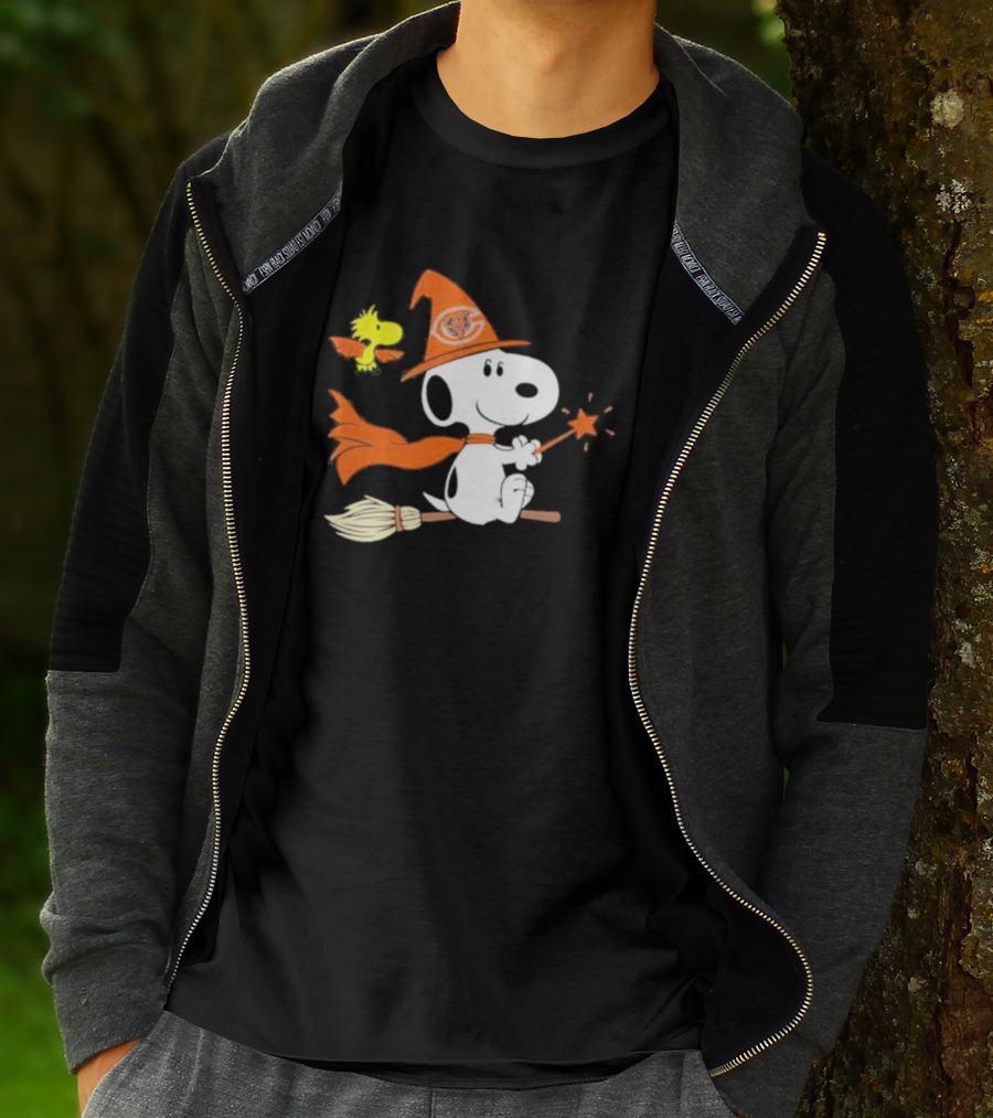Snoopy Witch Chicago Bears Halloween Flying Broomstick Woodstock T-Shirt