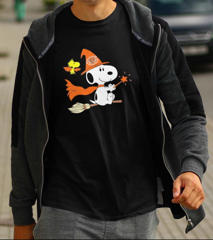 Snoopy Witch Chicago Bears Halloween Flying Broomstick Woodstock T-Shirt