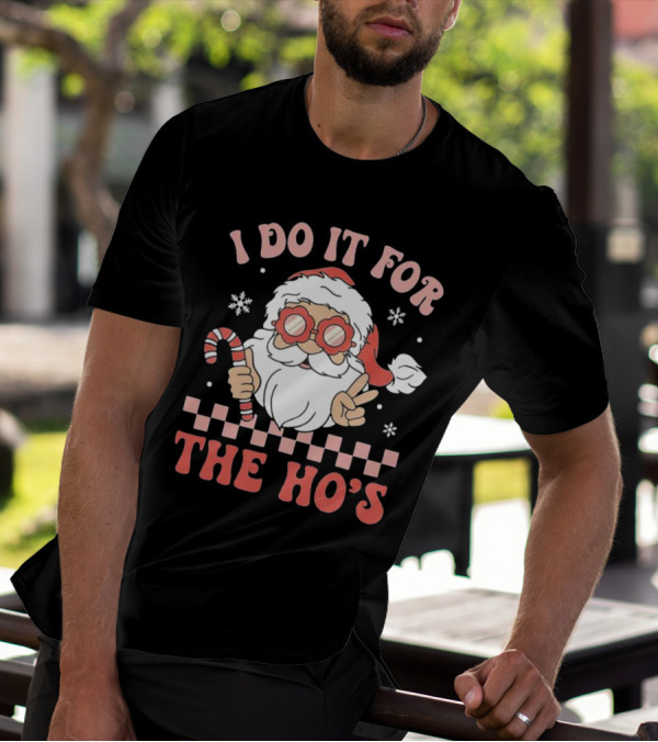 I Do It For The Ho’s Funny Christmas Santa With Candy Cane And Peace Sign T-Shirt