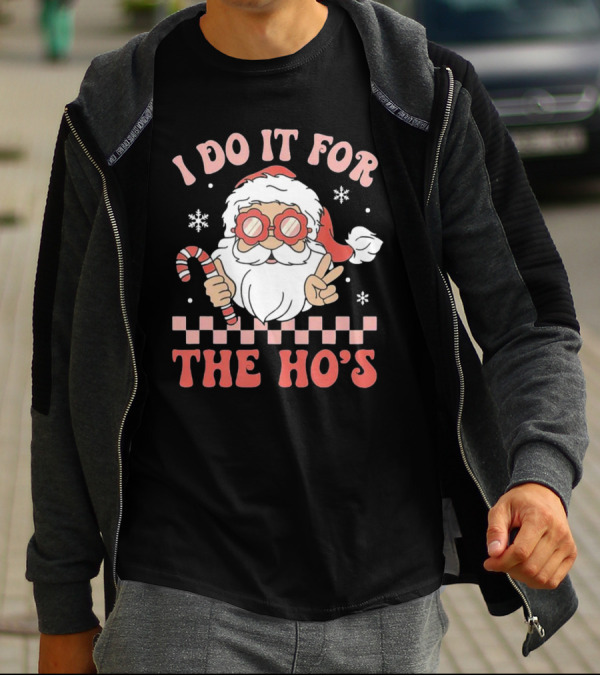 I Do It For The Ho’s Funny Christmas Santa With Candy Cane And Peace Sign T-Shirt