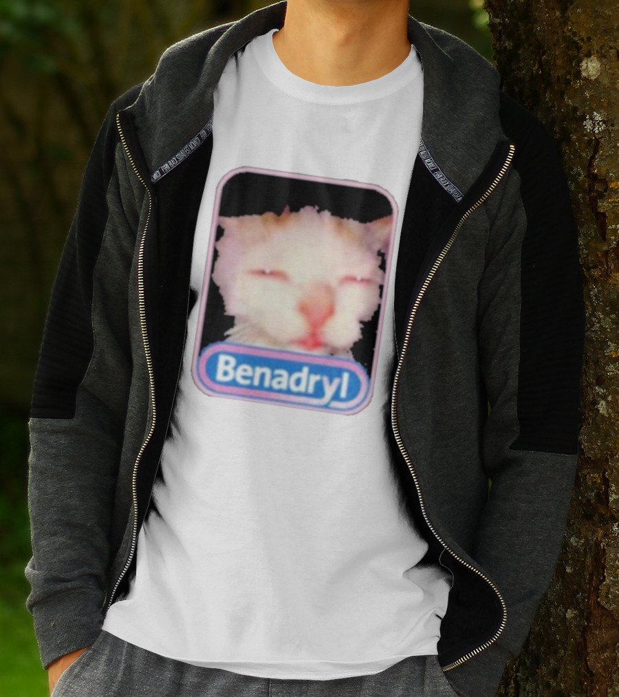K45ink Benadryl Meme Cat Face Close-Up T-Shirt