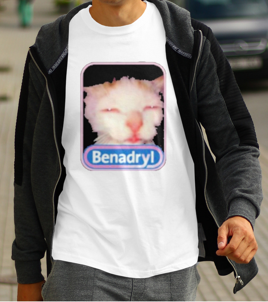 K45ink Benadryl Meme Cat Face Close-Up T-Shirt